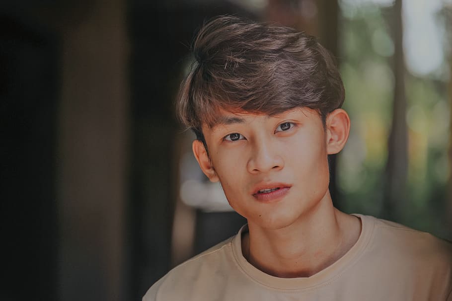 Selective-focus Photography of Man Wearing Beige Crew-neck Shirt HD wallpaper