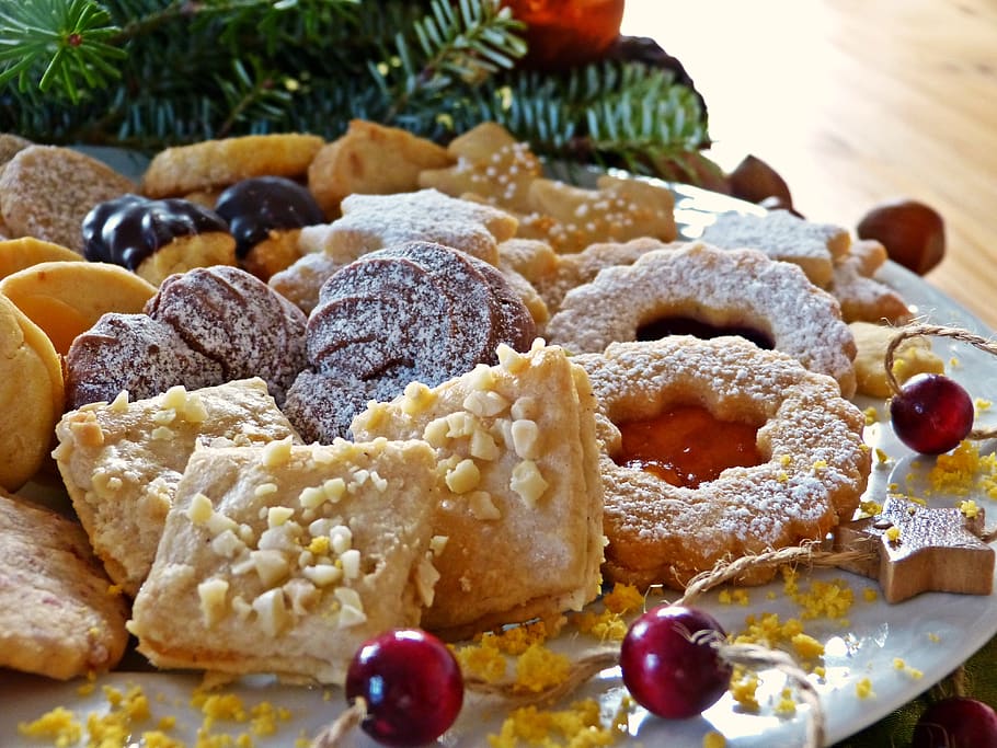 Biscuit in Plate, bake, bakery, baking, candy, christmas, christmas cookies HD wallpaper
