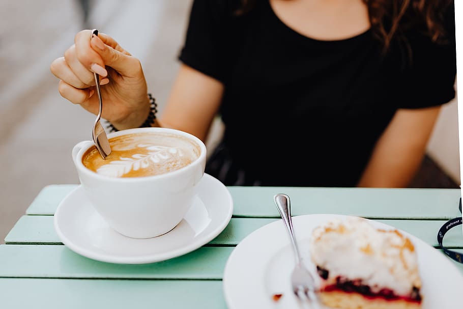 Drinking coffee and eating cake in a cafeteria, retaurant, lunch HD wallpaper