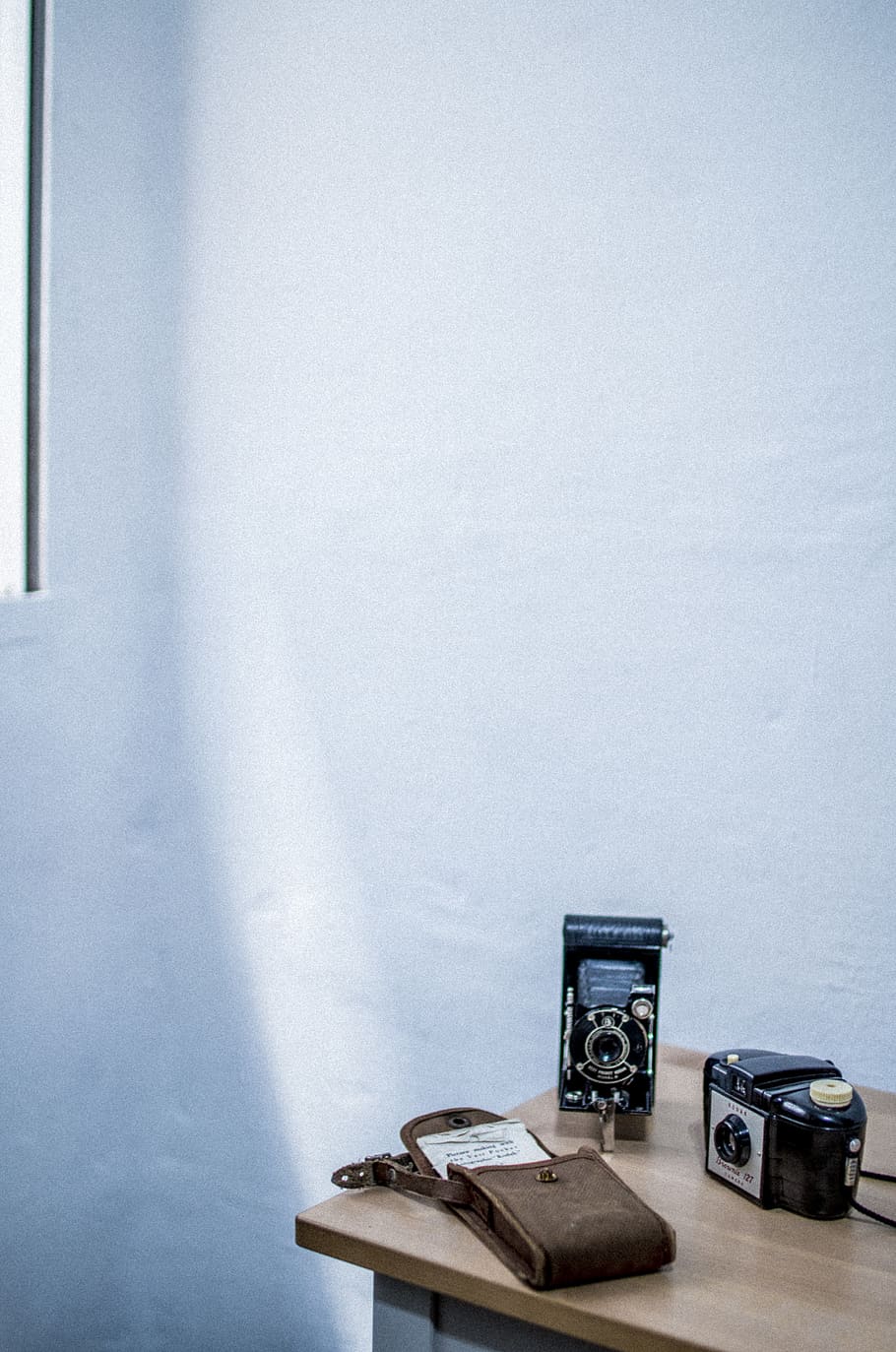 Black Point-and-shoot Camera With Case, analog, antique, aperture HD wallpaper