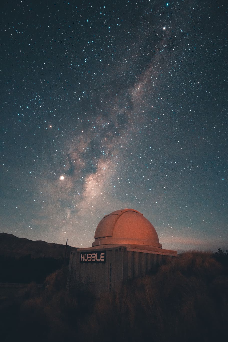 gray concrete building under starry night, astronomy, sky, space HD wallpaper