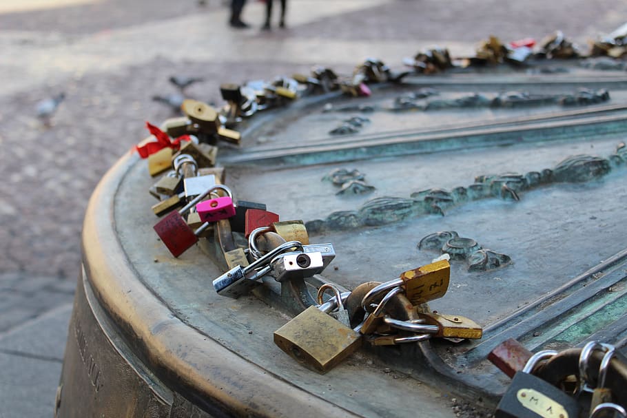 spain, madrid, locks, wish, promise, fountain, padlock, metal HD wallpaper