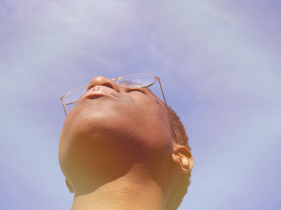 Man Wearing Eyeglasses, looking up, profile, side view, sun light HD wallpaper