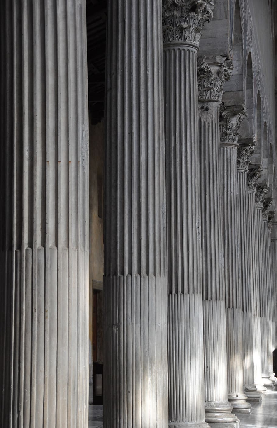 white concrete pillars during daytime, architecture, architectural column HD wallpaper
