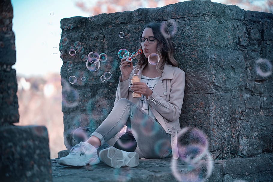 woman playing with bubbles while leaning on concrete wall, marc schäfer, HD wallpaper