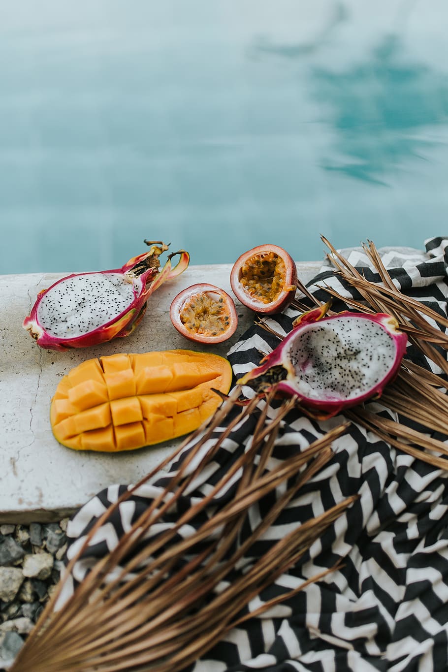 sliced mango fruit beside brown leaf, food and drink, freshness HD wallpaper