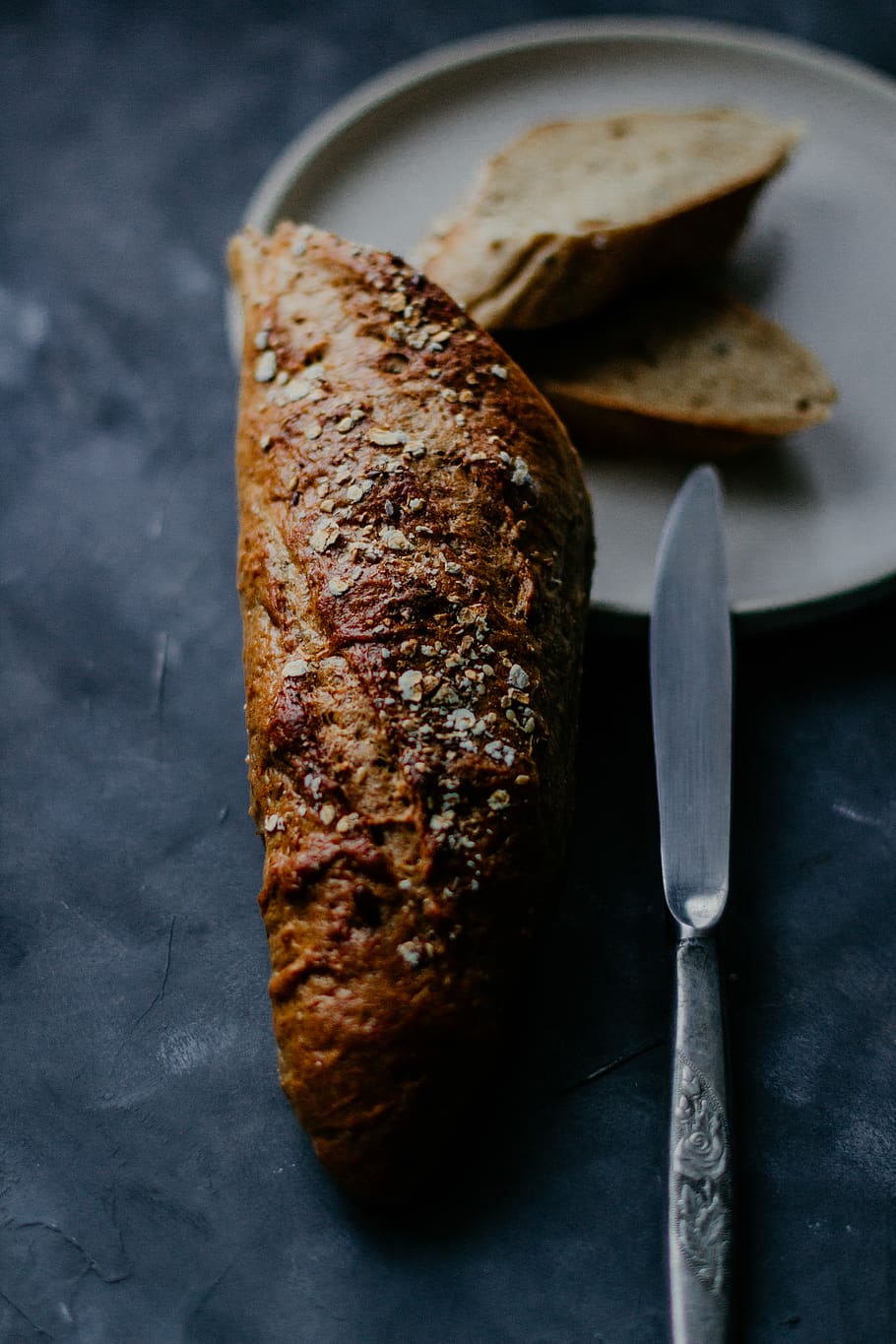 Baked Bread on Plate, close-up, cutlery, delicious, dinner, flatware HD wallpaper