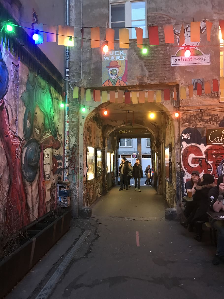 germany, berlin, green light, red, europe, happy, seedy, drinks HD wallpaper