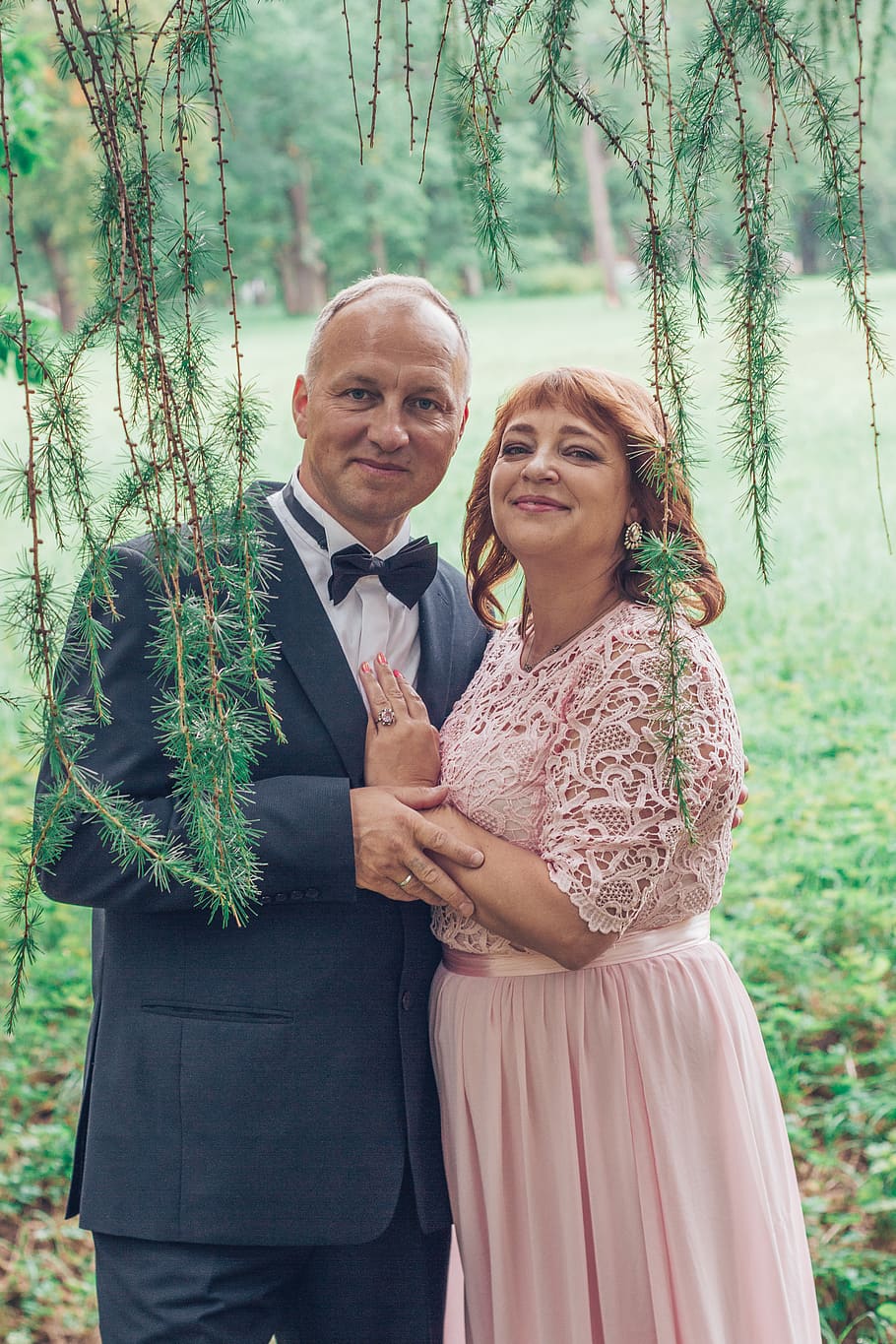 couple holding under the leafed tree, couple - relationship, two people HD wallpaper
