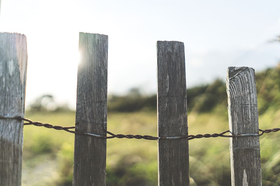 Fence us. Провода на заборе. Провода на заборе в деревне. Черный забор на солнце фото.