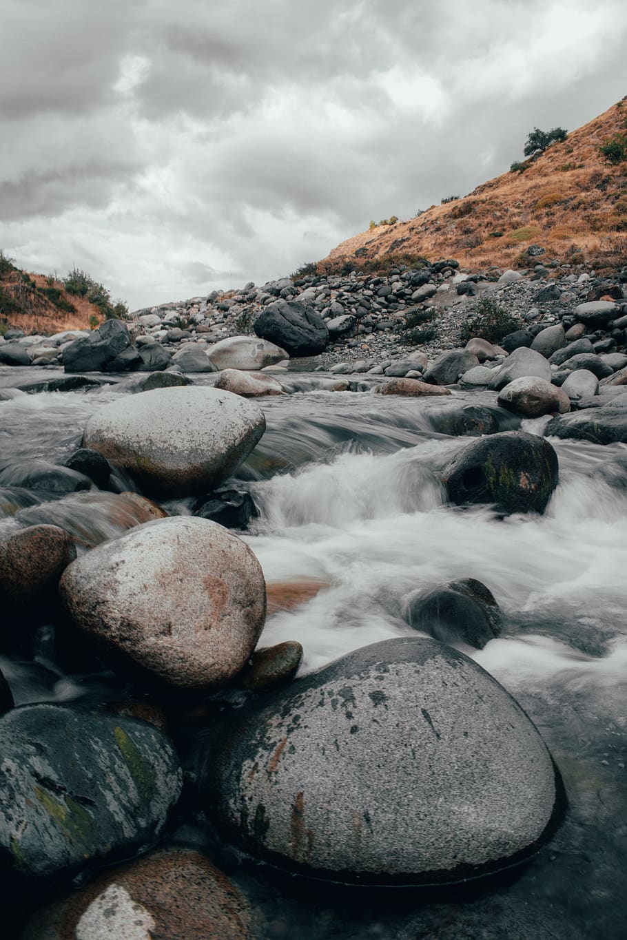 water stream ynder white sky, cloud - sky, rock, solid, beauty in nature HD wallpaper