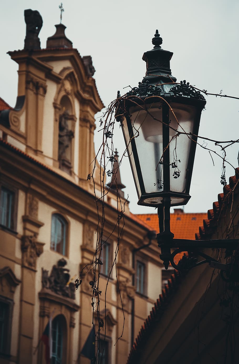 turned-off street lamp, lamp post, lampshade, building, light HD wallpaper