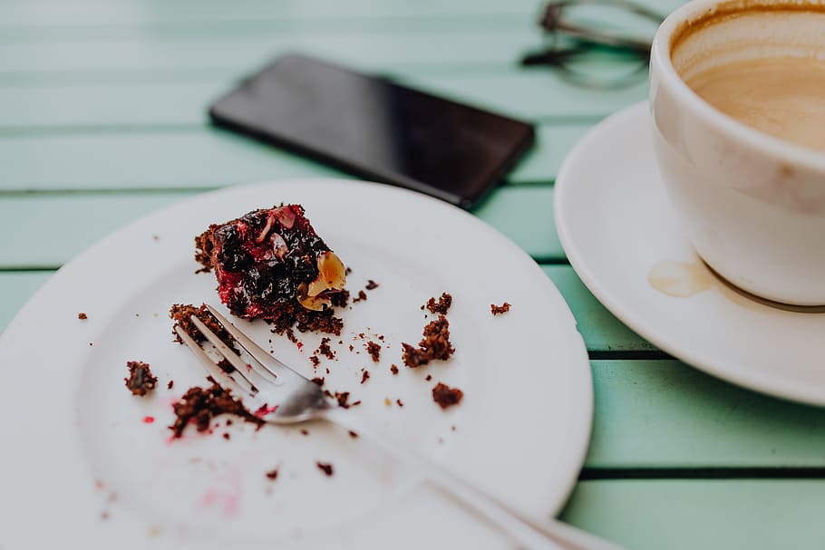 Drinking coffee and eating cake in a cafeteria, retaurant, lunch HD wallpaper