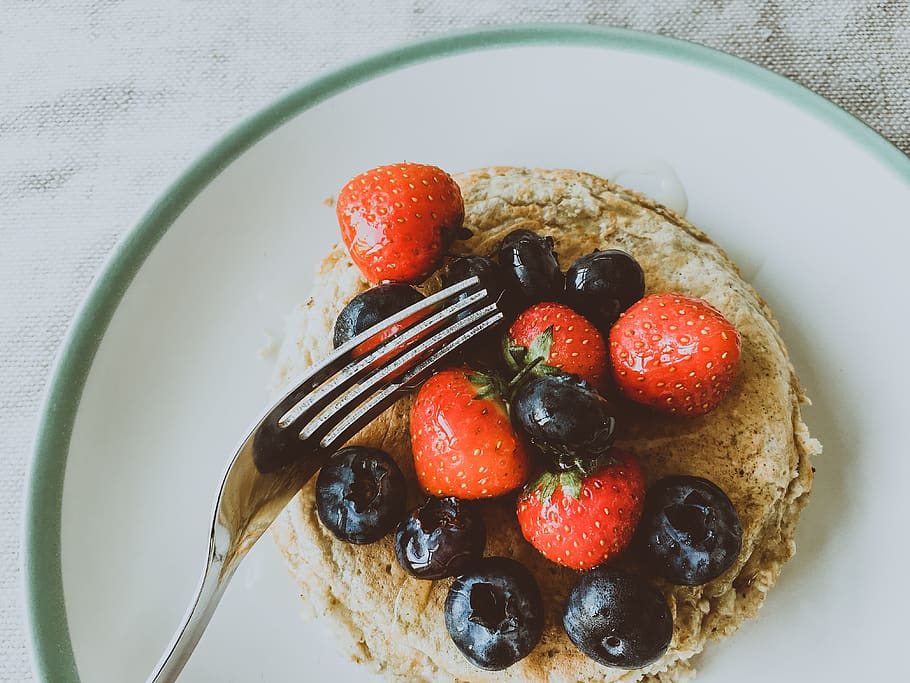 Strawberries And Blueberries On White Plate, delicious, diet HD wallpaper