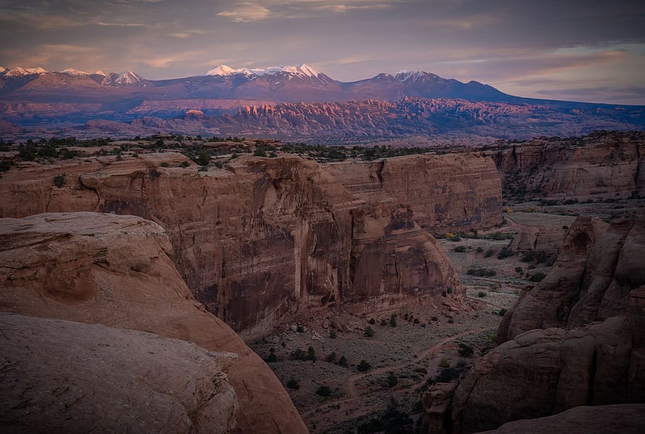aerial photography of brown rock formation, la sal mountain range HD wallpaper
