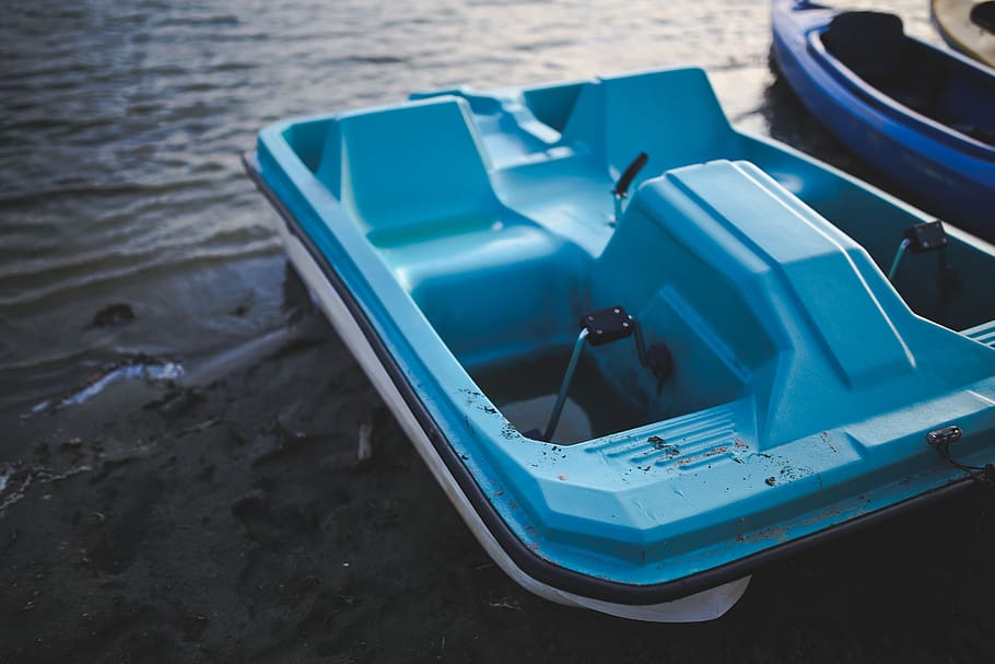 Blue Pedalo at Lake, beach, boat, daylight, empty, holidays, leisure HD wallpaper