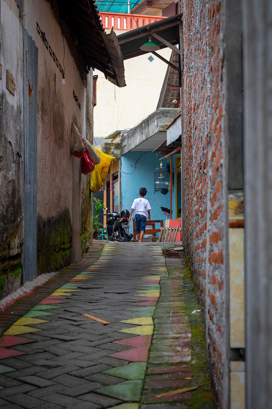 indonesia, surabaya, jl girilaya, alley, street, kid, brick, HD wallpaper