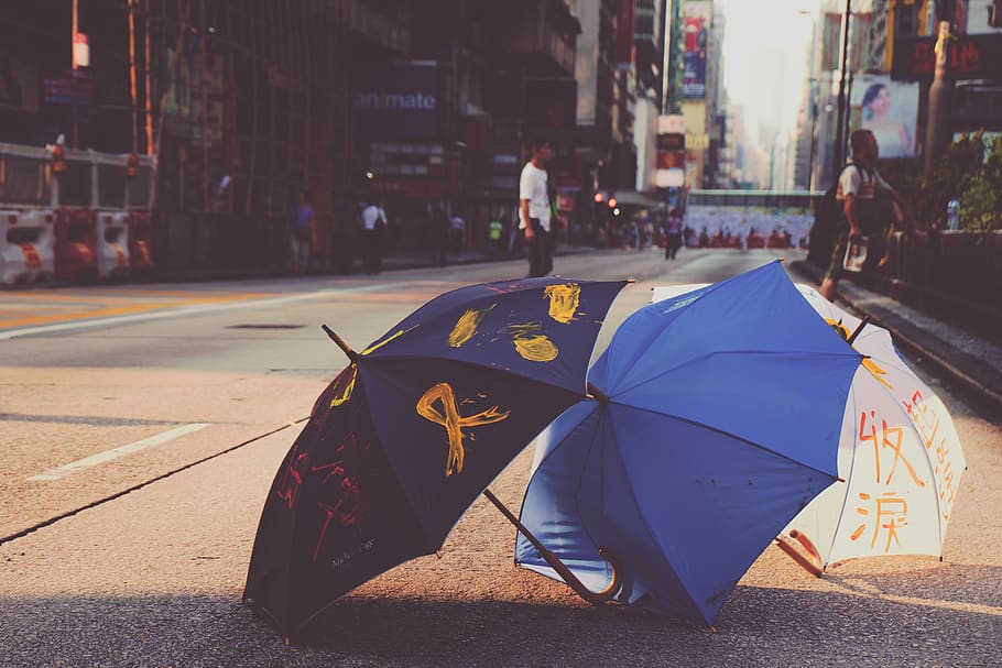 Зонтик г. Зонт постройка. Зонт с городом. Зонтик в городе. Зонтик над городом.