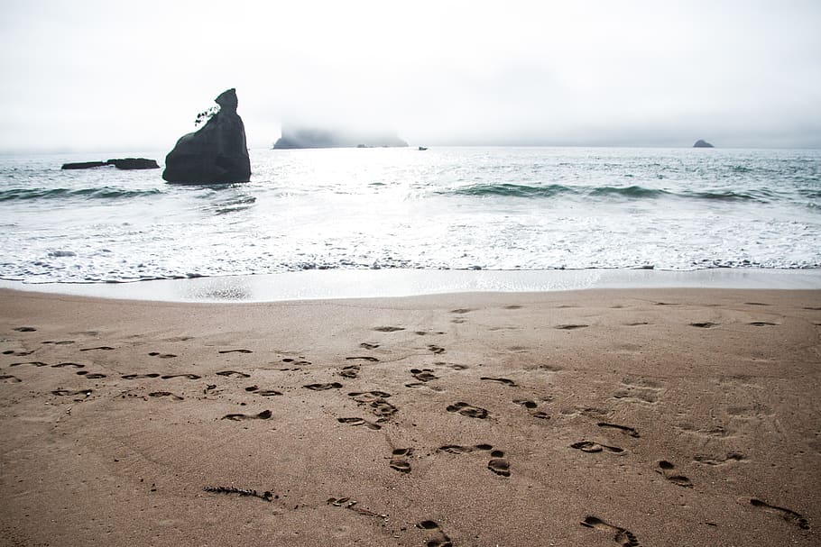 beach sand with footprints during daytime, shore, ocean, sea HD wallpaper