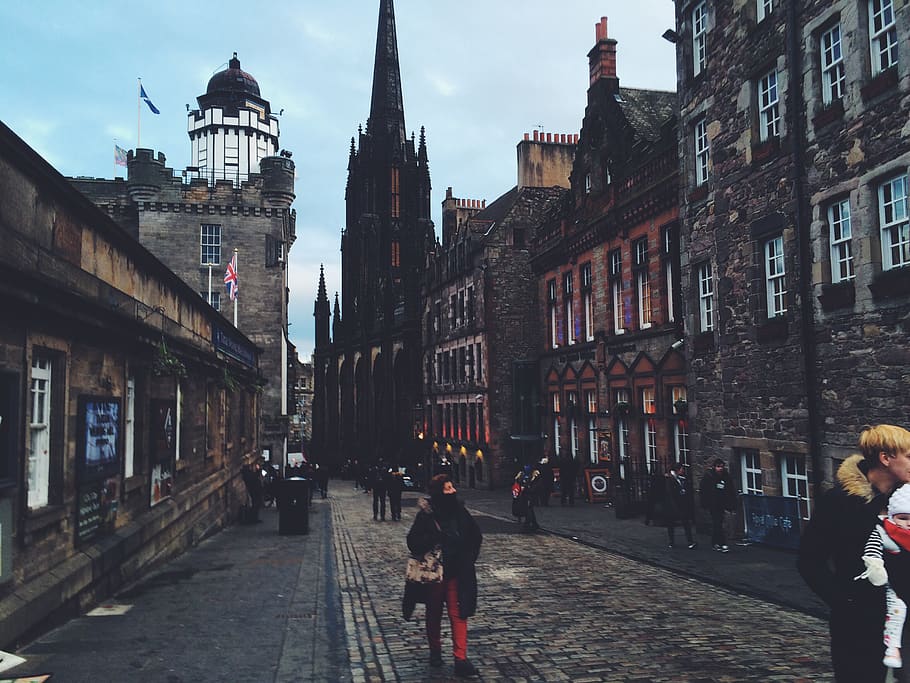 person looking at the building, edinburgh, royal mile, architecture