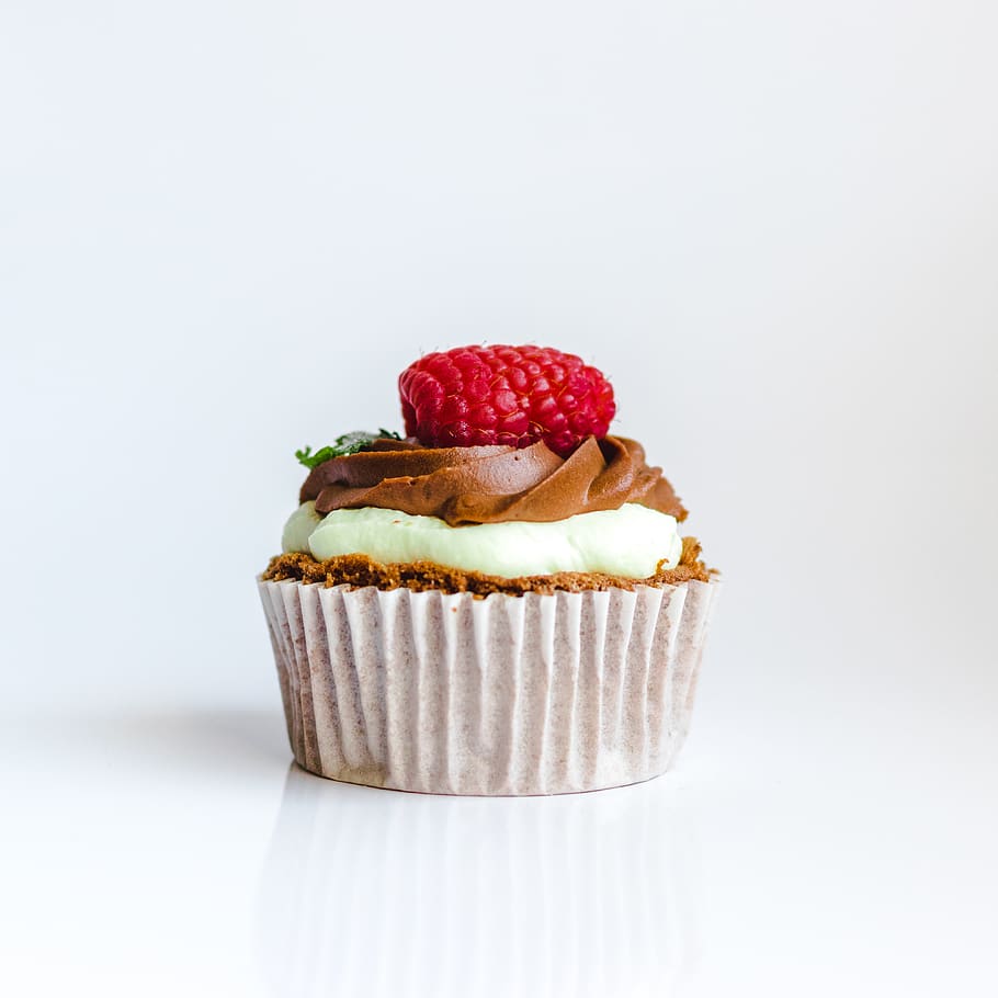 Photograph of Chocolate Cupcake With Red Strawberry Toppings HD wallpaper
