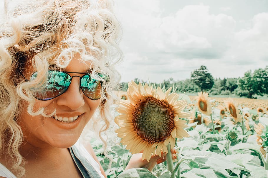 Smiling Woman Holding Sunflower, beautiful, blonde, blonde hair, HD wallpaper