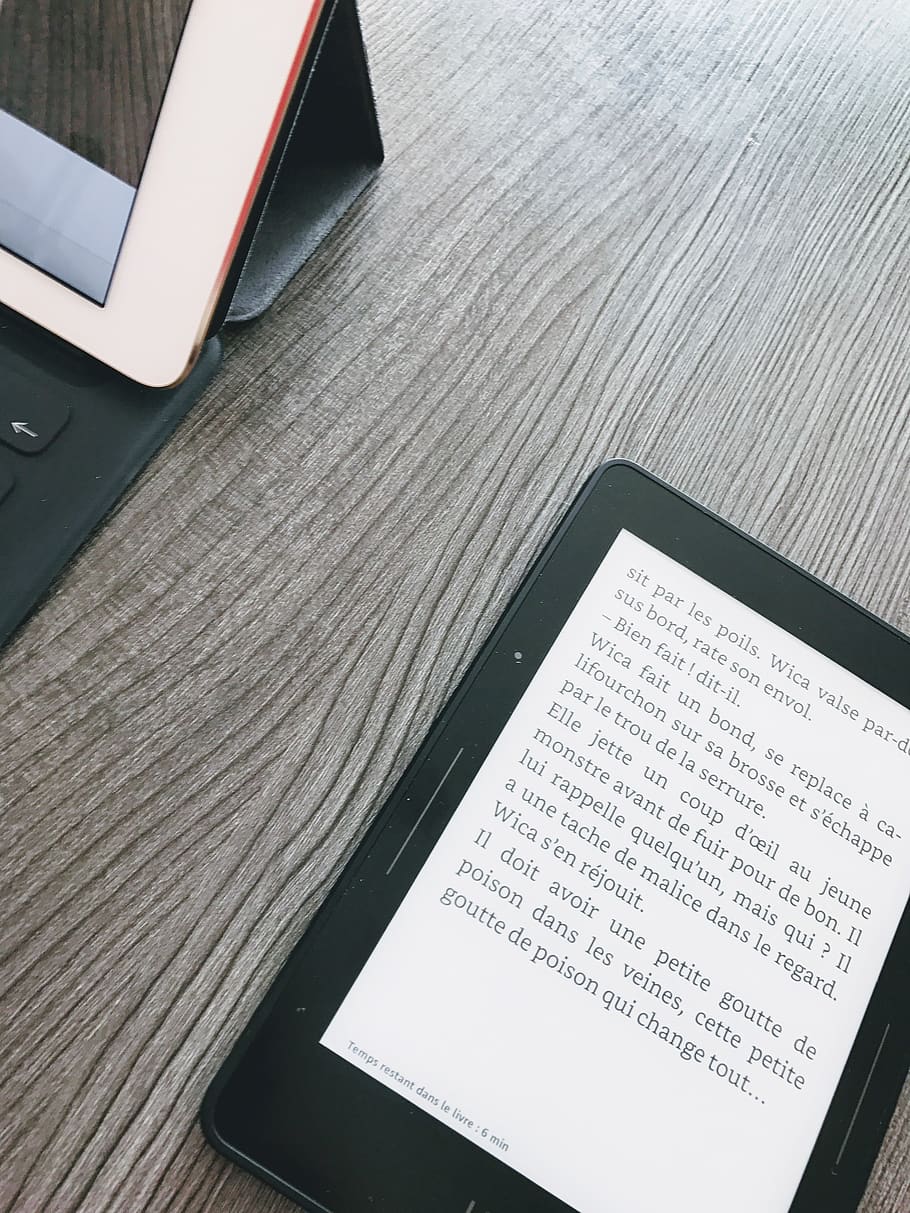 Với chiếc iPad của bạn, đọc sách trở nên dễ dàng hơn bao giờ hết. Thưởng thức những quyển sách yêu thích của bạn trong không gian tĩnh lặng và thoải mái. 
