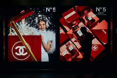 two No5 cosmetic boxes, person, human, text, advertisement, alphabet HD wallpaper