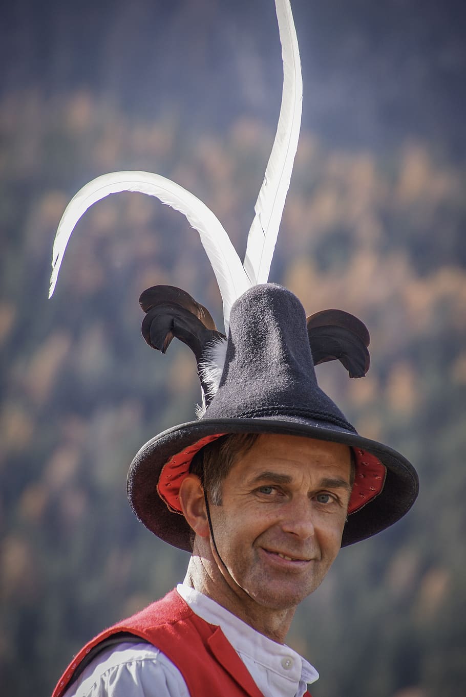 man, feathers, hat, male, portrait, person, zoology, ali, boss HD wallpaper