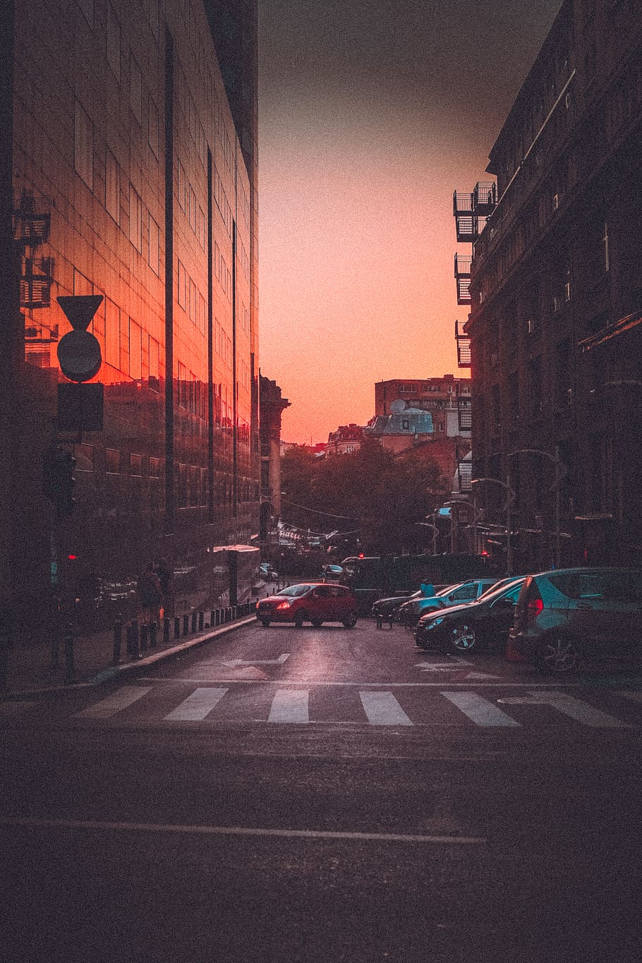 vehicles between buildings, city, architecture, car, building exterior HD wallpaper