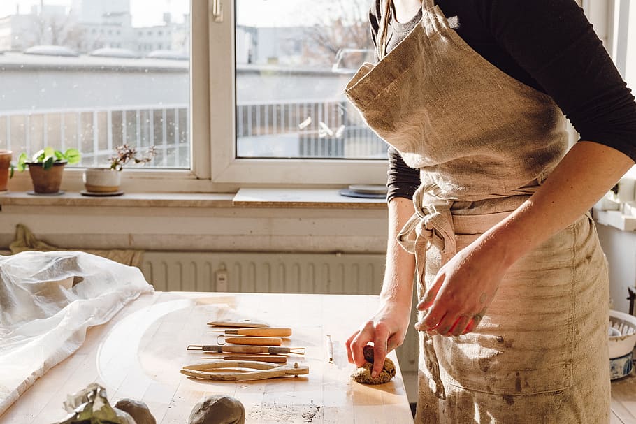 Potter cleaning in her studio, art, artist, artwork, ceramic, HD wallpaper