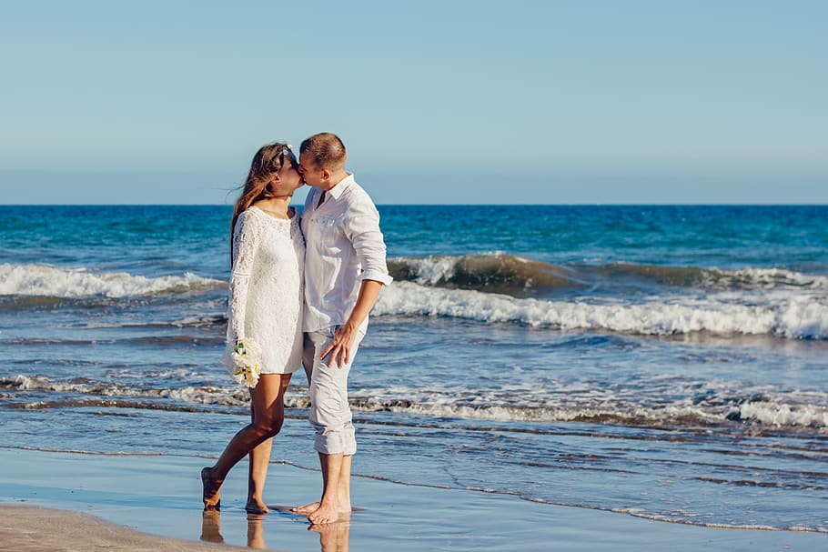 Man and Woman Kissing Near Ocean Waters, beach, beach wedding HD wallpaper