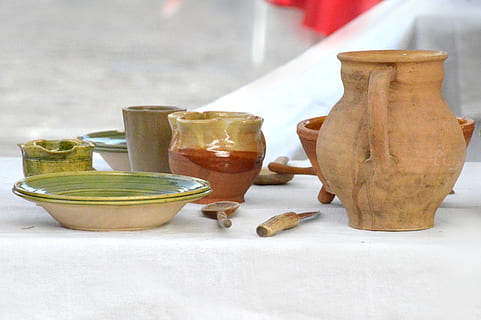 medieval times, table, pottery, vintage, dishes, kitchen, decorative HD wallpaper