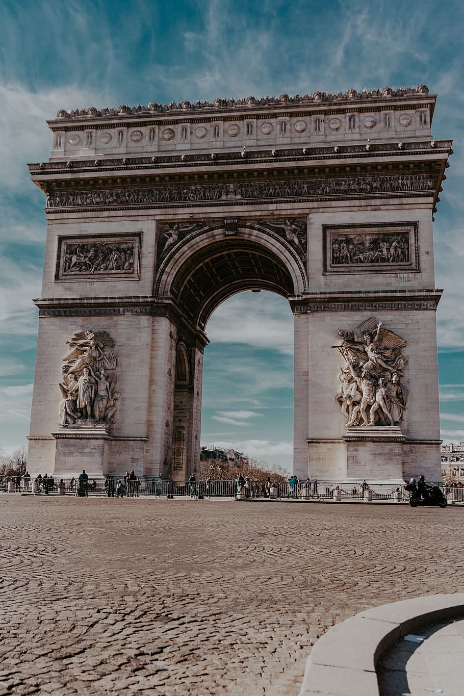 Arc De Triomphe under white and blue sky, architecture, built structure HD wallpaper