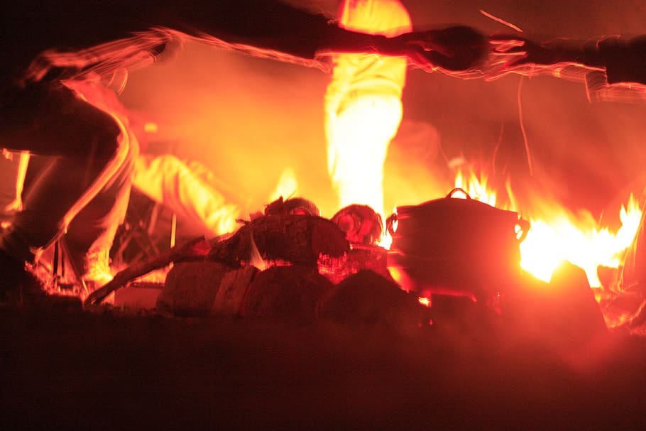 camping, fire, food, potjie, cooking, night, blur, warm, nature HD wallpaper