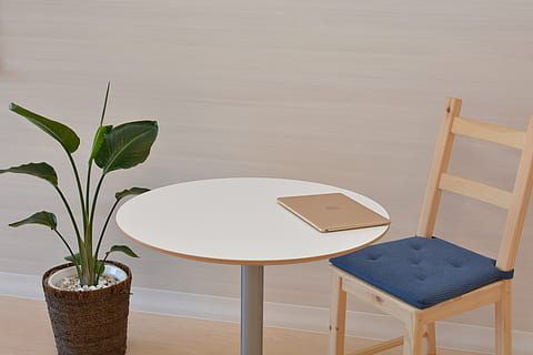 Macbook on Pedestal Table, architecture, chair, color, empty HD wallpaper