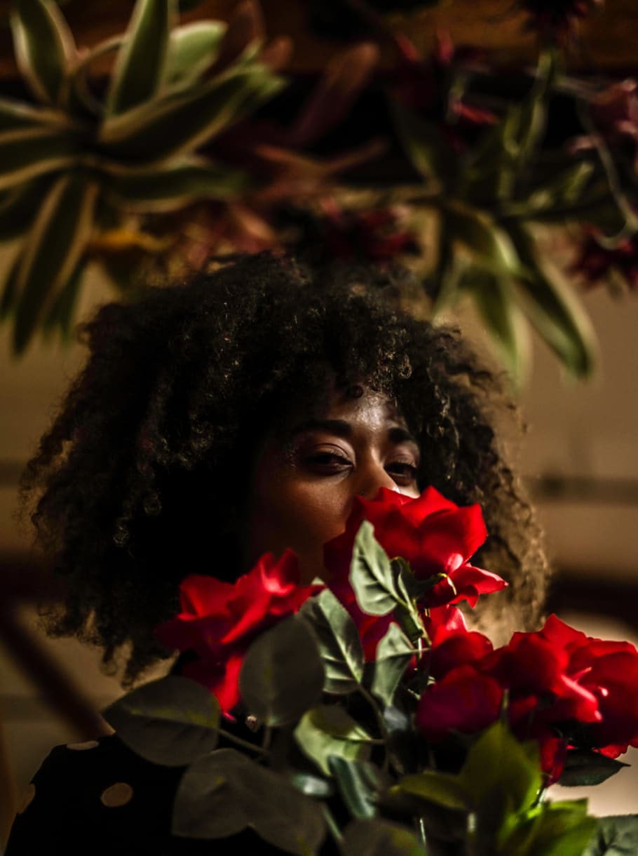 Woman Behind Red Flowers, bouquet, curly hair, eyes, facial expression, HD wallpaper