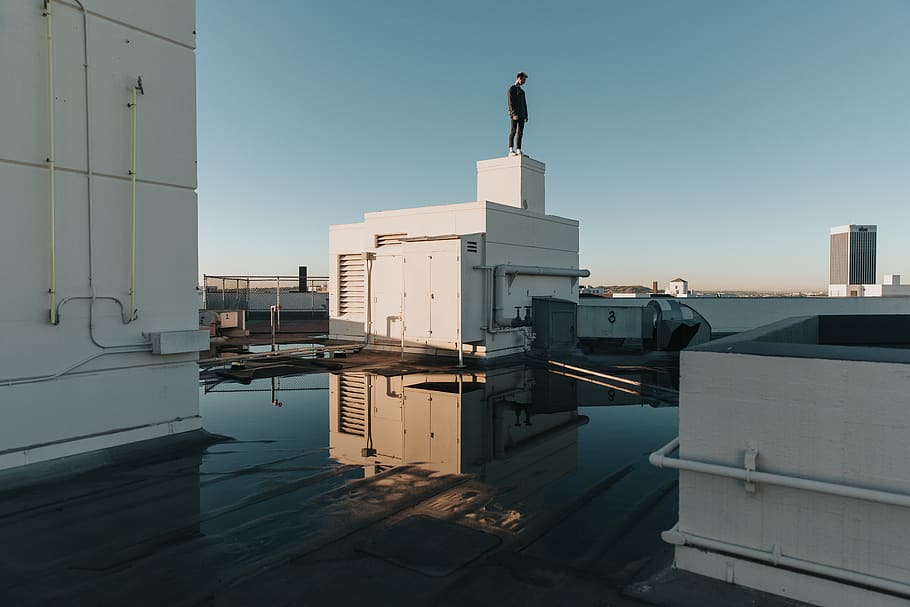 man stand on white building, architecture, built structure, building exterior HD wallpaper