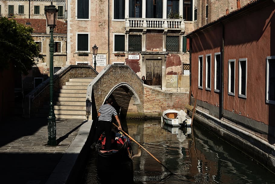 man holding boat oar, watercraft, vessel, gondola, transportation, HD wallpaper