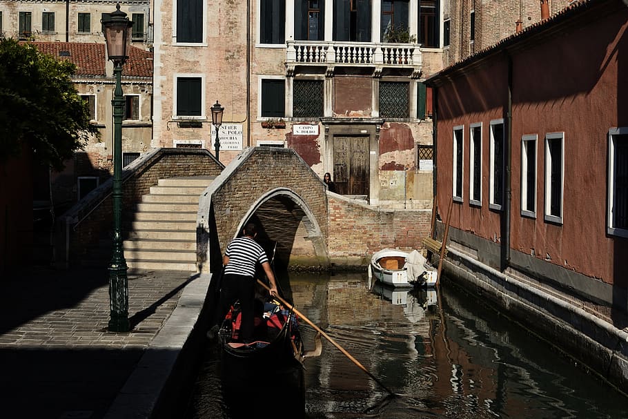 man holding boat oar, watercraft, vessel, gondola, transportation HD wallpaper