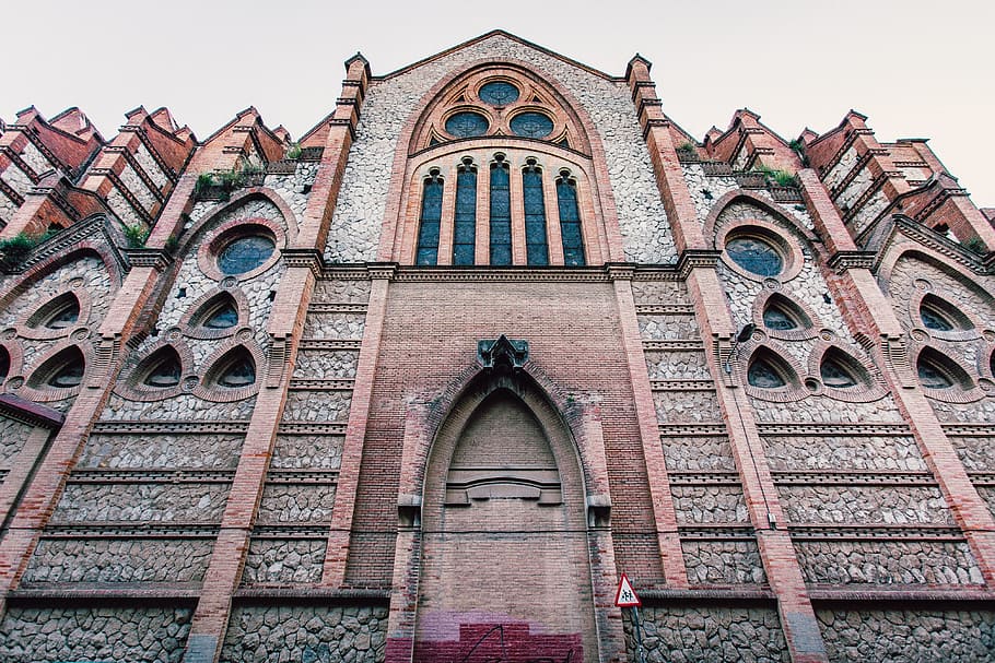 Front of a Cathedral in Worm's Eye View Photography, arch, architecture HD wallpaper