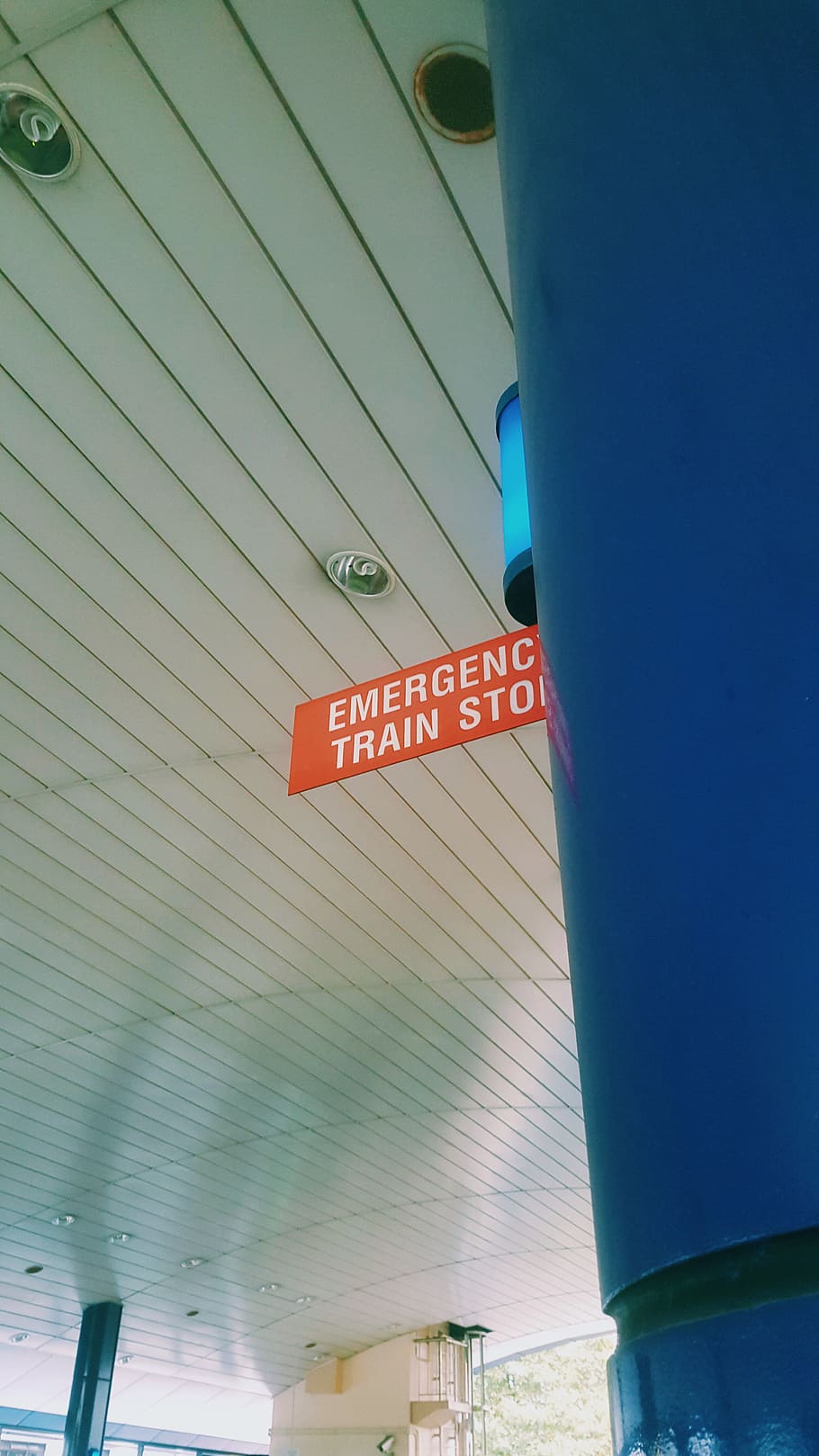 train, station, stop, sign, red, white, blue, pillar, light HD wallpaper