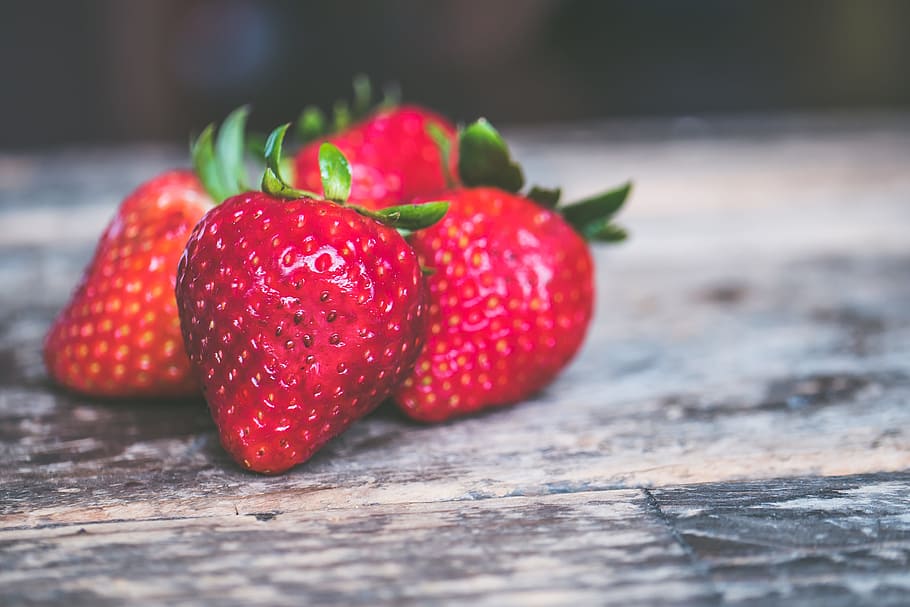 strawberry, fruit, table, wood, food, fresh, rustic, texture HD wallpaper