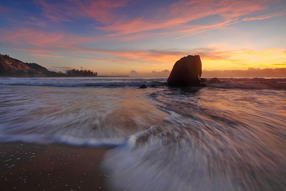 Time-lapse Photography of Waves Rushed to Shore during Golden Hour HD wallpaper