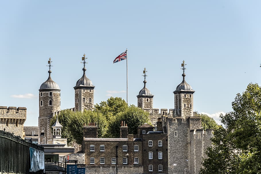 United Kingdom Flag Waving Under Blue Sky, architecture, building HD wallpaper