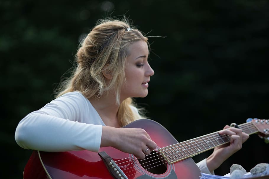 Woman's Playing Red and Black Wooden Acoustic Guitar, blonde HD wallpaper