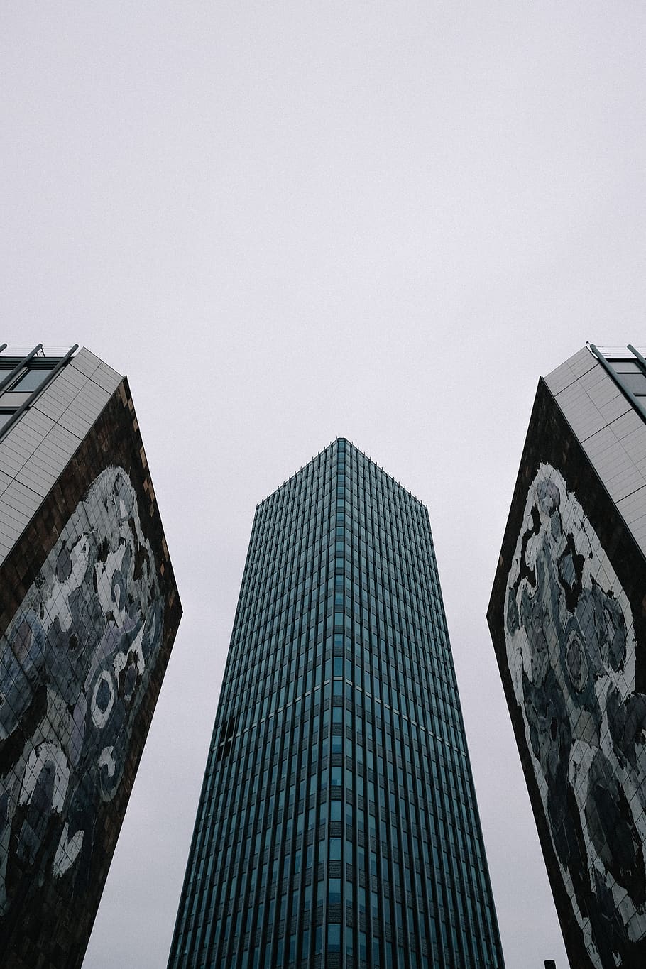 high rise building under gray sky, office building, architecture HD wallpaper