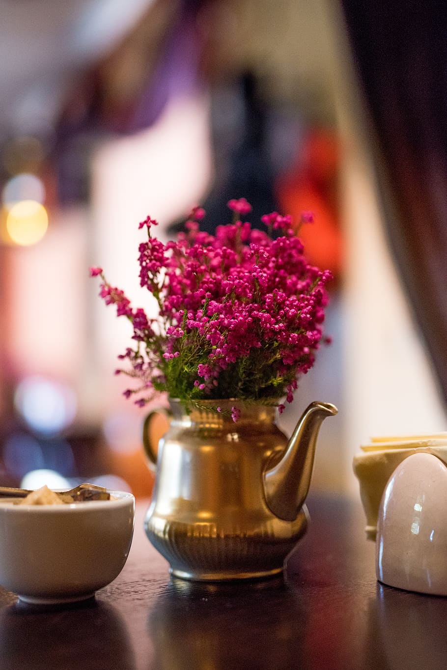 heather, table decoration, flowers, pink, bouquet, restaurant HD wallpaper