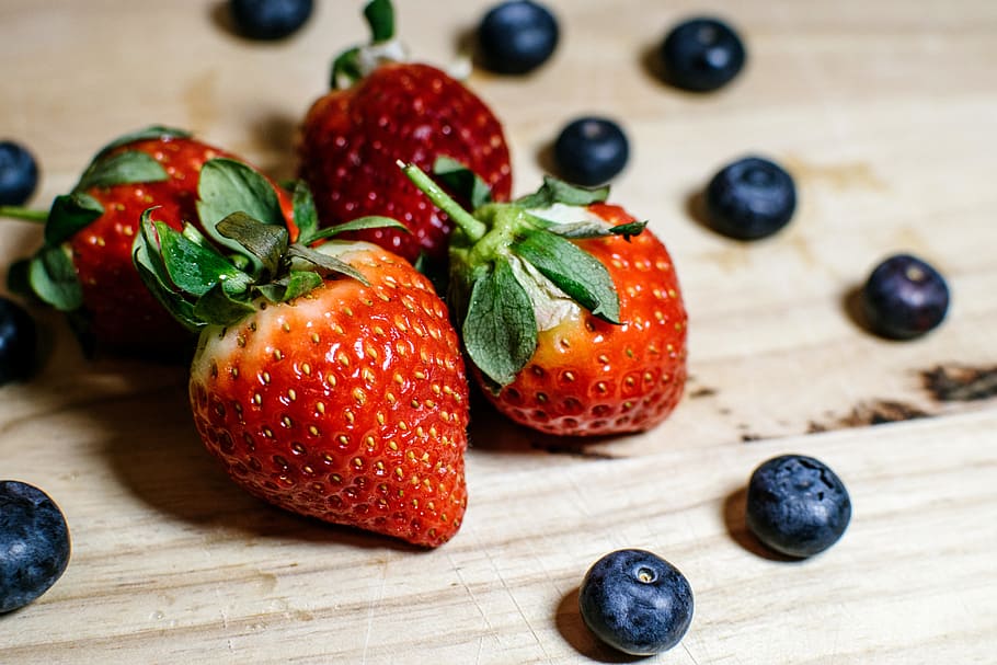 straberries, blueberries, table, wood, fruit, food, tasty, healthy, HD wallpaper