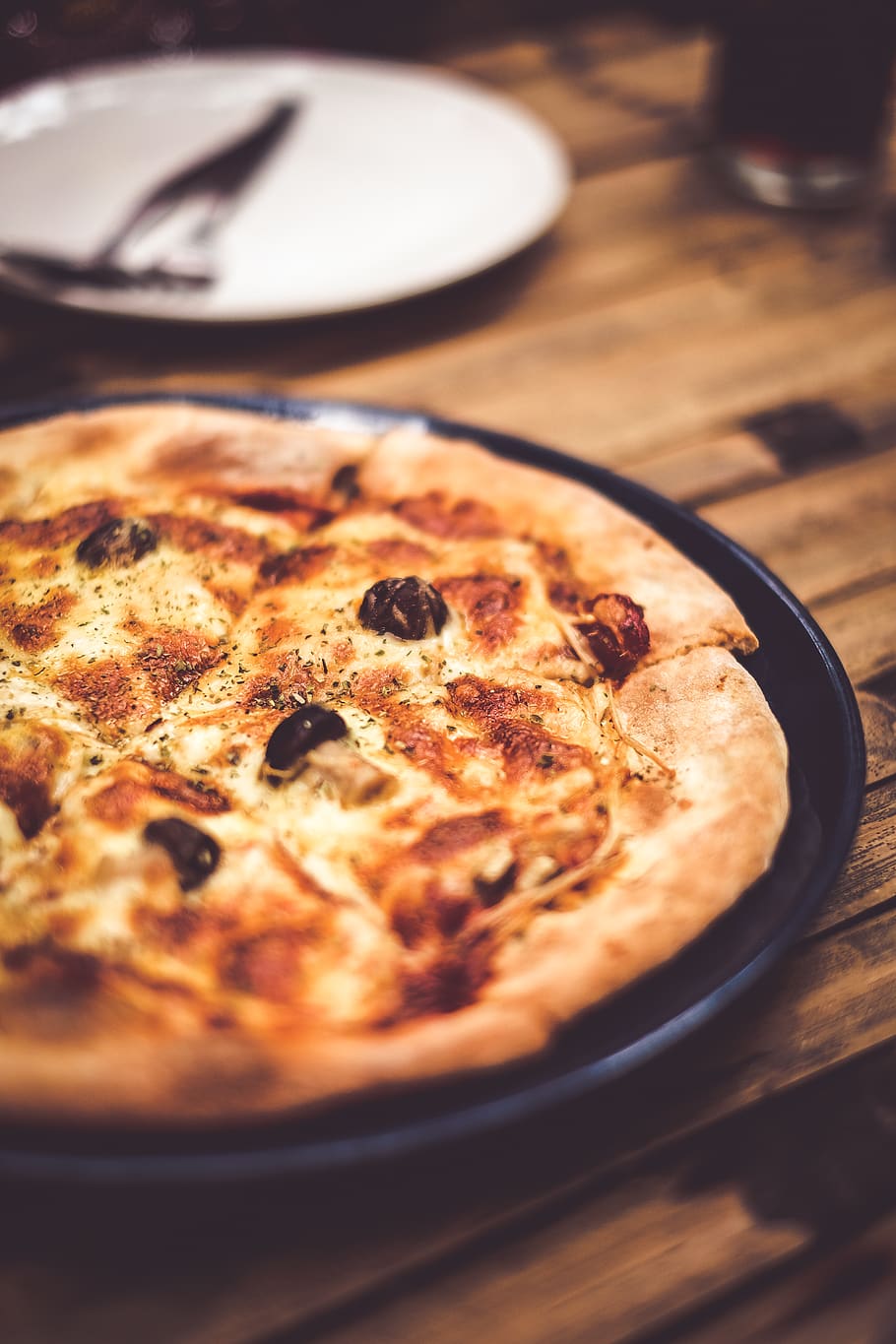 pizza on plate, food and drink, freshness, indoors, still life HD wallpaper